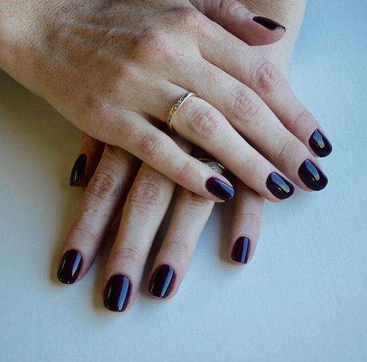 Bio Sculpture GEMINI 2031 Black Aubergine auf dem Nagel – Schwarz