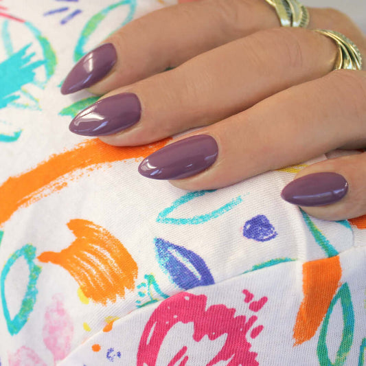 Bio Sculpture GEMINI 0254 Mauve Regalia auf dem Nagel – Gold