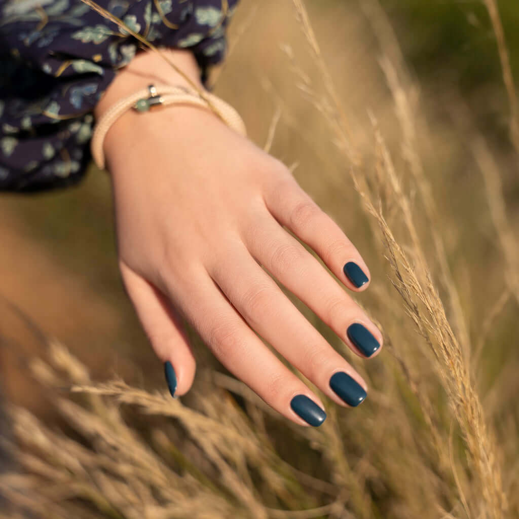 0319 At High Tide - GEMINI GEMINI GEMINI NagellackEin tiefes Blau mit einem Hauch von Schwarz. Dieser faszinierende Farbton spiegelt die Tiefen der geheimnisvollen Gewässer Englands wider und verleiht jedem Look einen Hauch von Raffinesse. Hergestellt in