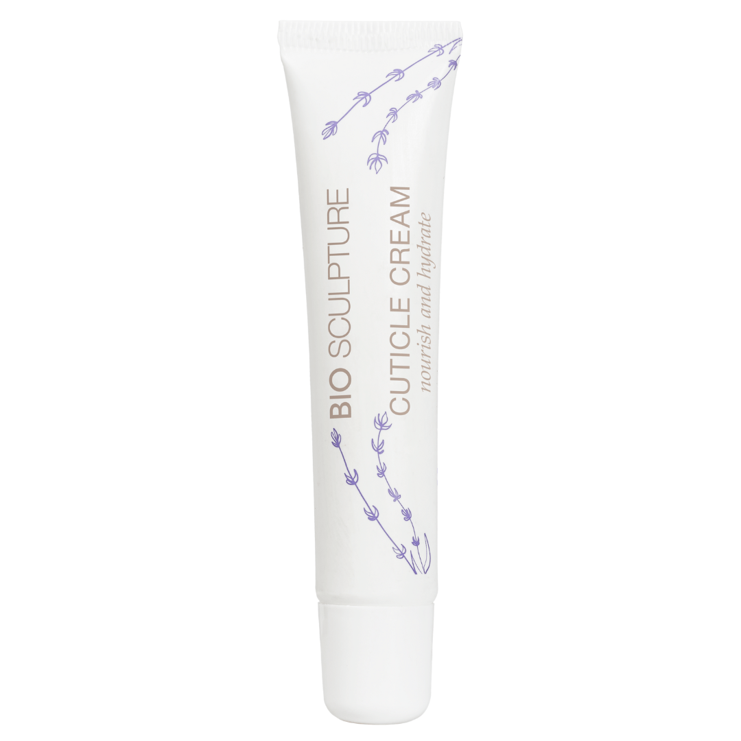 Cuticle Cream - SPA SPA Diese äußerst nährende Nagelhautcreme mit Süssmandelöl, Olivenöl und Avocadoöl pflegt die Nagelhaut sanft und spendet ihr Feuchtigkeit, wodurch sich die Nagelhaut angenehm weich anfühlt. Lavendel- und Teebaum Extrakte helfen bei de