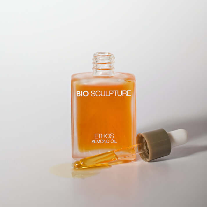 0302 Almond Oil - ETHOS ETHOS ETHOS ALMOND OIL ist ein hochwertiges Pflegeöl mit Mandel-Extrakt, das eine ideale Wirkung bei der Behandlung trockener Nägel und Nagelhaut erzielt. Und ebenso ideal lässt sich ETHOS ALMOND OIL im Salon zur Gesunderhaltung de