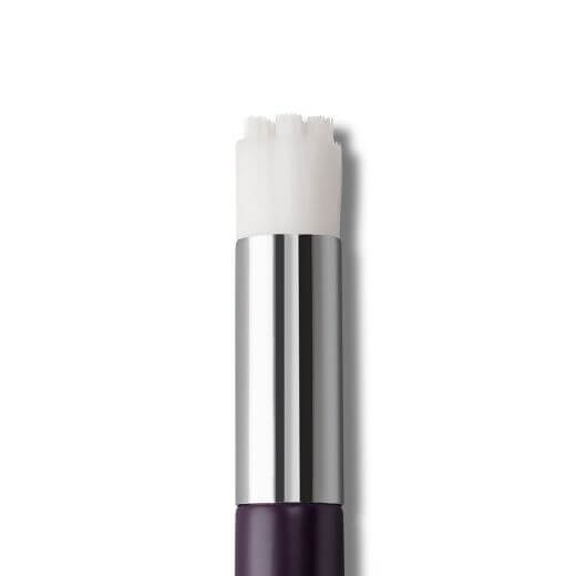 Lash & Lid Cleansing Brush Instrumente & Zubehör Verwenden Sie diese clevere Reinigungsbürste mit Ihrem Lash & Lid Foaming Cleanser, um die Wimpern und den Augenliderbereich gründlich zu reinigen. Es ist die perfekte Ergänzung zum Lash & Lid Foaming Clean