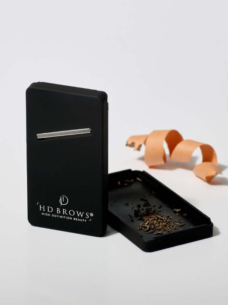 Pro Super Shaper HD Brows Unser Pro Shaper wurde überarbeitet und sieht jetzt noch besser aus. Mit diesem neuen und verbesserten Bleistiftspitzer können Sie die berühmte flache, ultrafeine Spitze des HD Brows Pro Pencil viel schneller, einfacher und siche