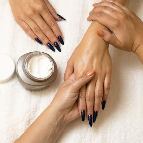 Hand And Body Butter - SPA SPA Reichhaltige Hand-, Fuß- und Körperbutter, entwickelt speziell für sehr trockene und dehydrierte Haut. Verwöhnen Sie sich mit der luxuriösen Qualität von BIO SCULPTURE Hand- und Körperbutter mit einem leichten und jugendlich