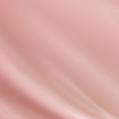 Blushed Silence Nail Polish – Nahaufnahme des Farbmusters; Farbton ein weiches, pudriges Blush-Rosa mit zurückhaltender, leicht transparenter Wirkung