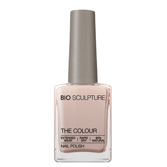 Luka Nail Polish – Bio Sculpture Produktflasche; Farbton ein helles, transparentes Nude mit weichem, milchigem Ton
