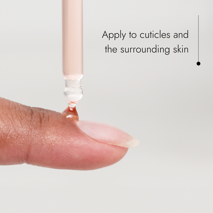 Almond Cuticle Oil - Anwendung eines Öltropfens auf der Nagelhaut