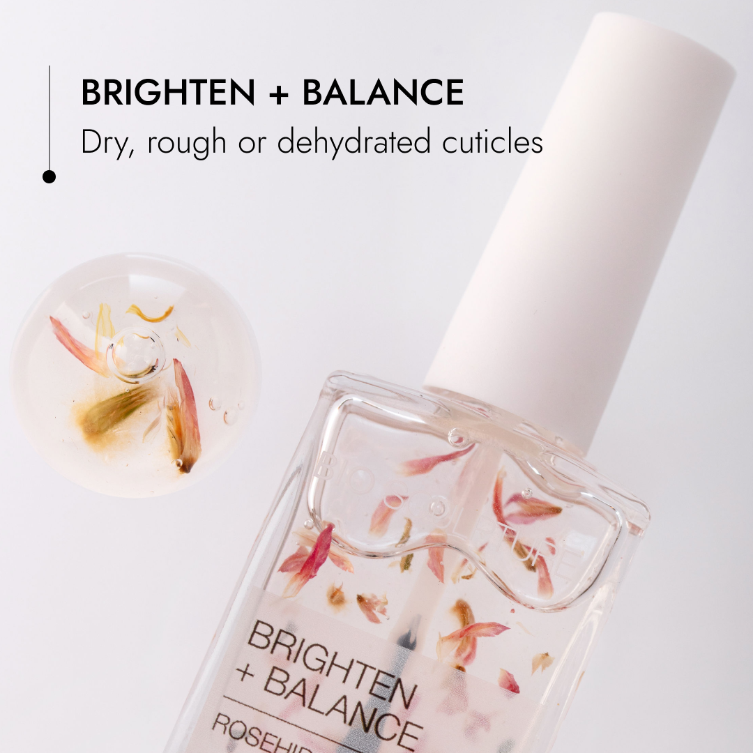 Rosehip Cuticle Oil - Flasche und Blüten für trockene Nagelhaut