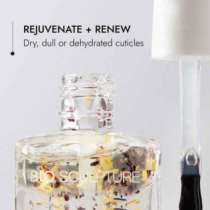 Blackcurrant Cuticle Oil - Flasche mit Blüten und Pipette