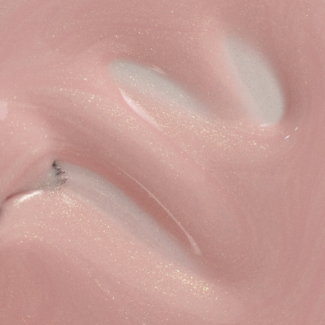 Pearl Frost Nail Polish – Nahaufnahme des Farbmusters; Farbton ein milchiger Perlton mit dezent glasierter Leuchtkraft