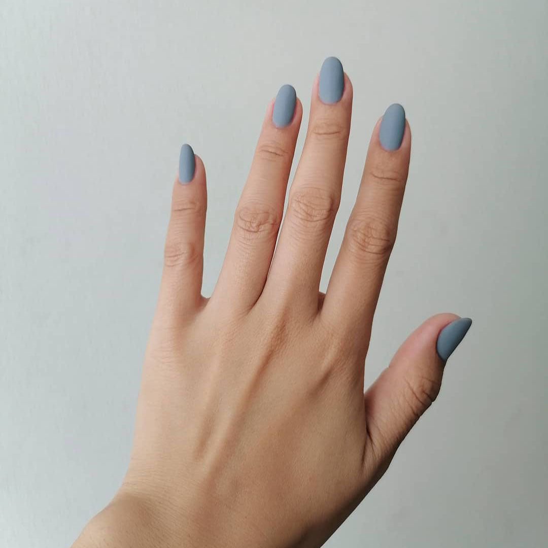 Anastasia Nail Polish – Farbwirkung auf lackierten Nägeln; Farbton ein weiches, rauchiges Neutralgrau