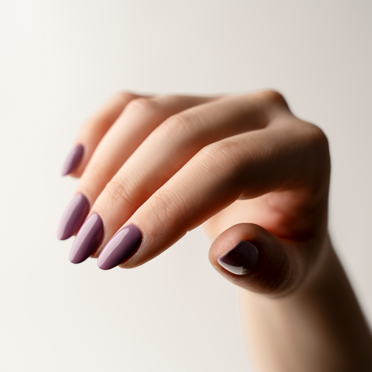 Aphrodite Nail Polish – Farbwirkung auf lackierten Nägeln; Farbton ein tiefes Violett mit gedeckten Mauve-Untertönen