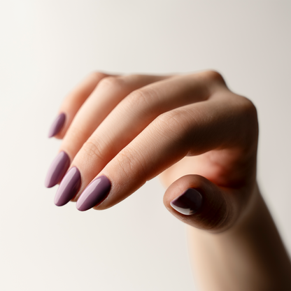 Aphrodite Nail Polish – Farbwirkung auf lackierten Nägeln; Farbton ein tiefes Violett mit gedeckten Mauve-Untertönen