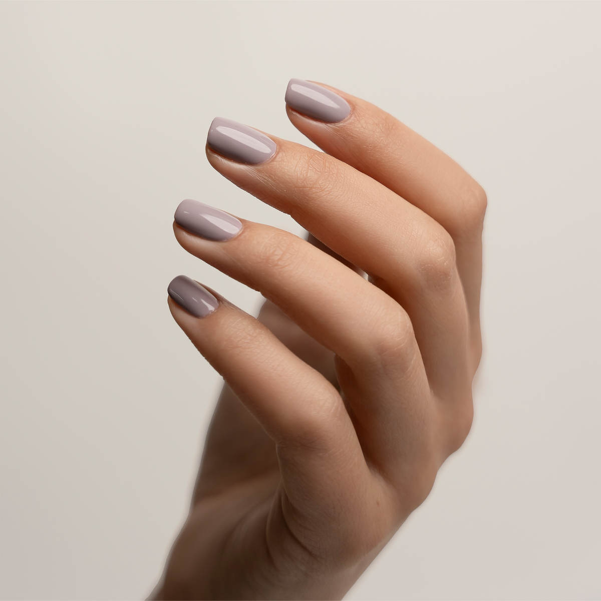 Athena Nail Polish – Nahaufnahme des Farbtons; Farbton ein gedecktes Violettgrau mit weichem, pudrigem Unterton