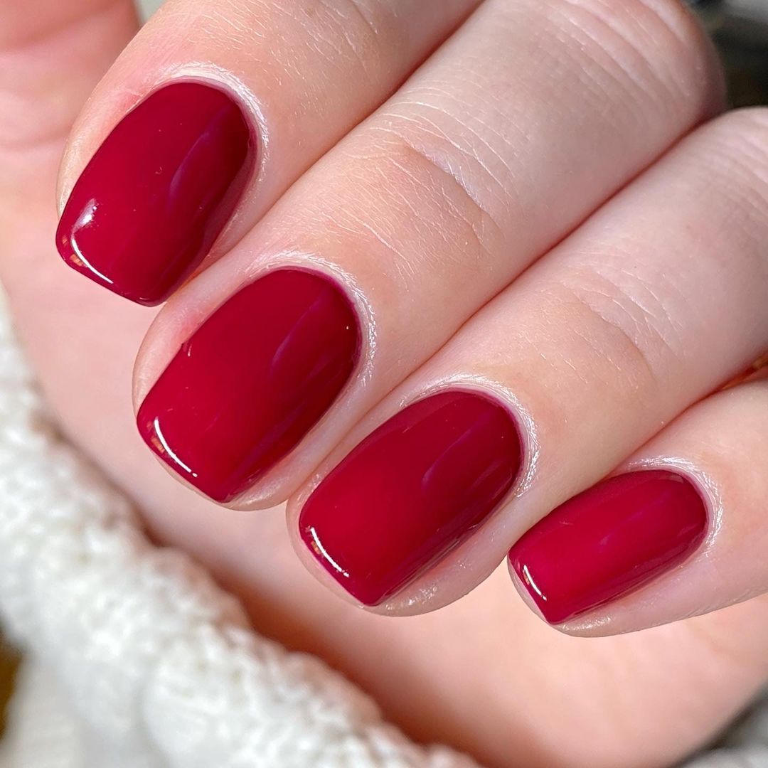 Christina Nail Polish – Nahaufnahme des Farbtons; Farbton ein tiefes Kirschrot mit satter, leicht abgedunkelter Wirkung