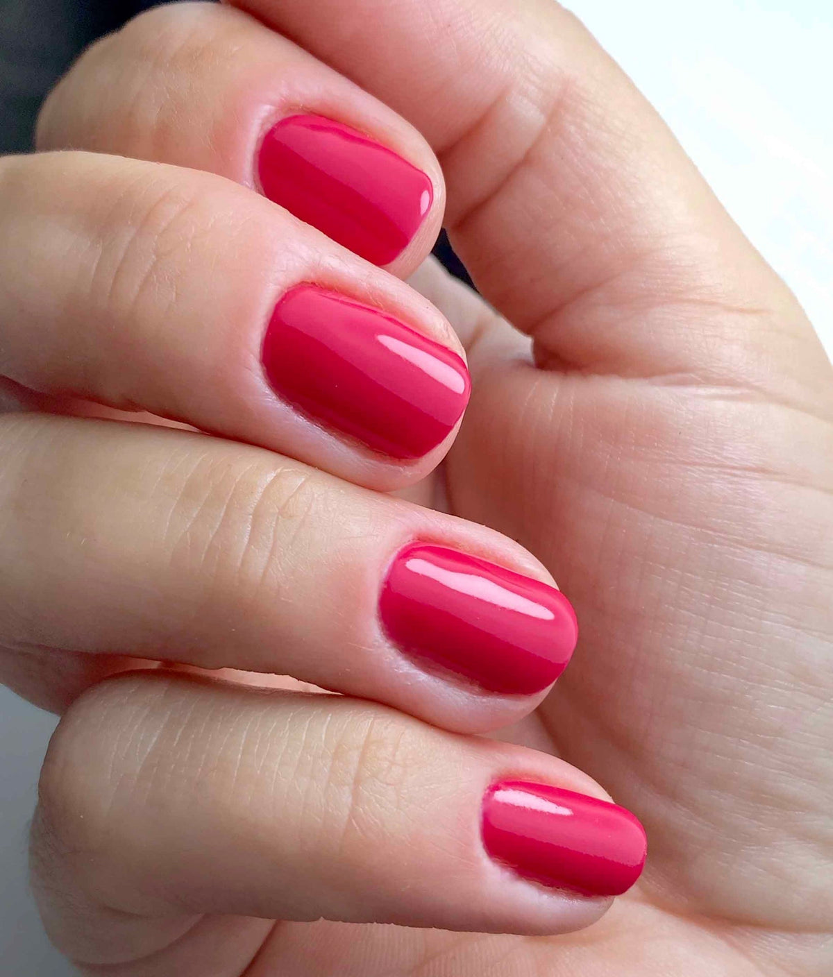 Paradise Pink Nail Polish – Nahaufnahme des Farbtons; Farbton ein tiefes, sattes Karmesinrot