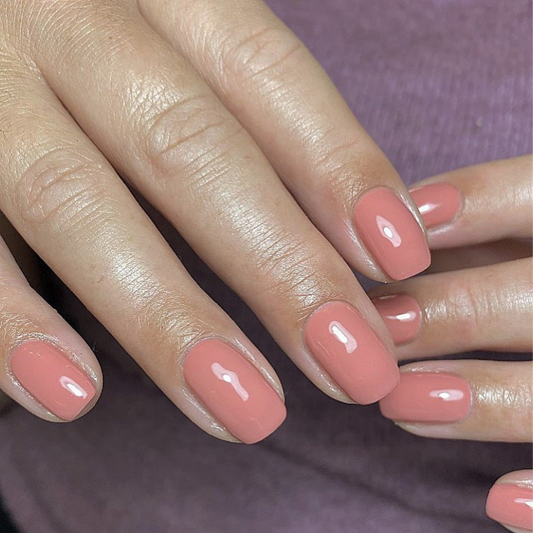 Jodi Rose Nail Polish – Farbwirkung auf lackierten Nägeln; Farbton ein weiches, gedecktes Altrosa mit dezenter Wärme