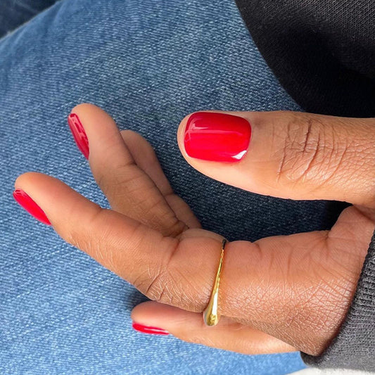 Real Red Nail Polish – Farbwirkung auf lackierten Nägeln; Farbton ein sattes, echtes Rot mit klassischer Tiefe