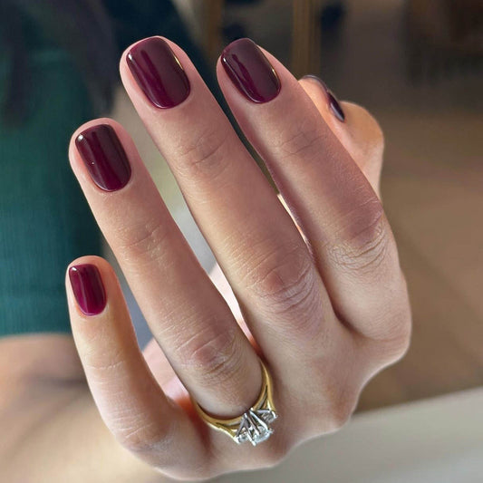 Pinotage Nail Polish – Farbwirkung auf lackierten Nägeln; Farbton ein anspruchsvolles Weinbraun mit dezenten traubenfarbenen Untertönen