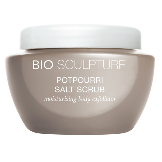 Potpourri Salt Scrub - SPA SPA Dieses hochwertige Meersalz-Peeling entfaltet seine Wirkung durch die Vielfalt der Substanzen. Es enthält unter anderem Rosenblätter, Ylang-Ylang-Öl, Kamillenöl und Rosenwasser. Das wunderschön duftende Peeling wird sanft in