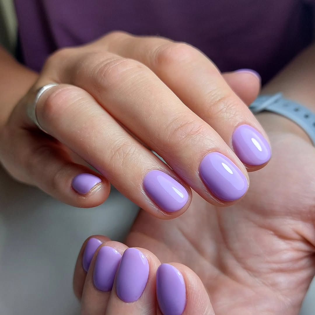 Becca Nail Polish – Nahaufnahme des Farbtons; Farbton ein weiches Pastellrosa mit zartem Flieder-Violett-Unterton