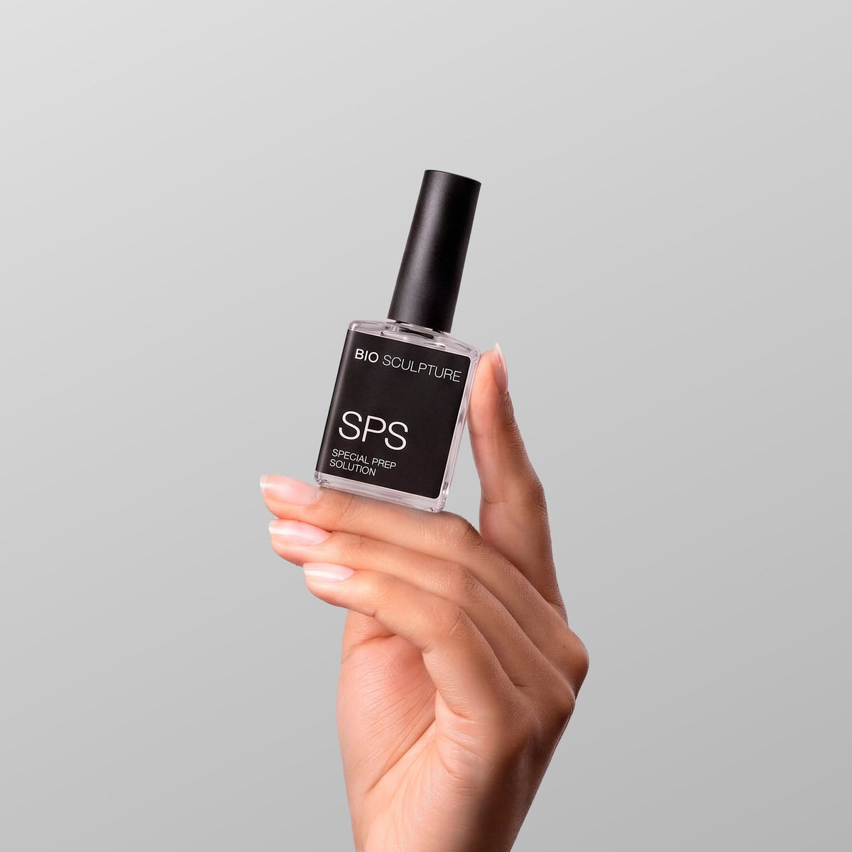 SPS Special Prep Solution - Produktflasche in einer manikürten Hand
