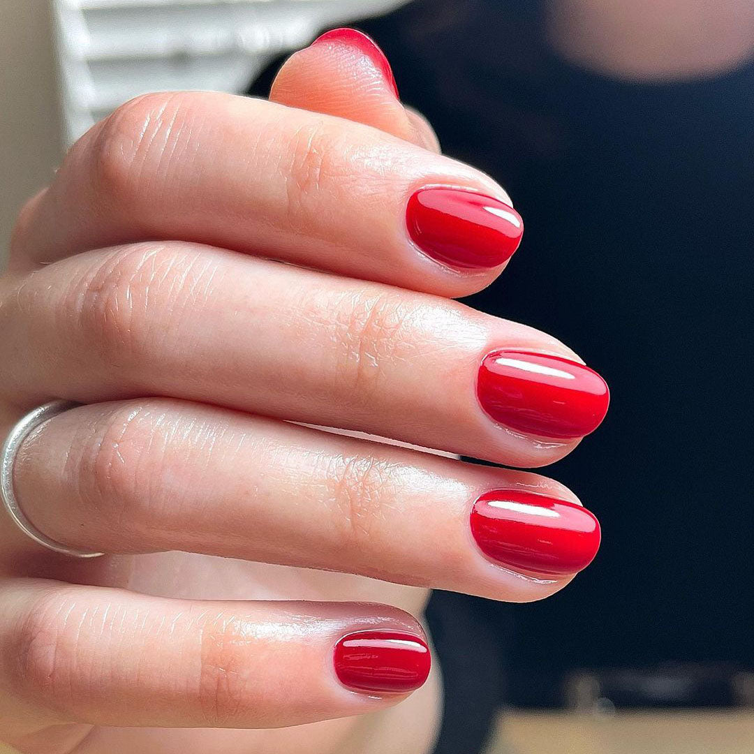 Valentina Nail Polish – Nahaufnahme des Farbtons; Farbton ein sattes, tiefes Kastanienbraun mit warmem Rotbraunton