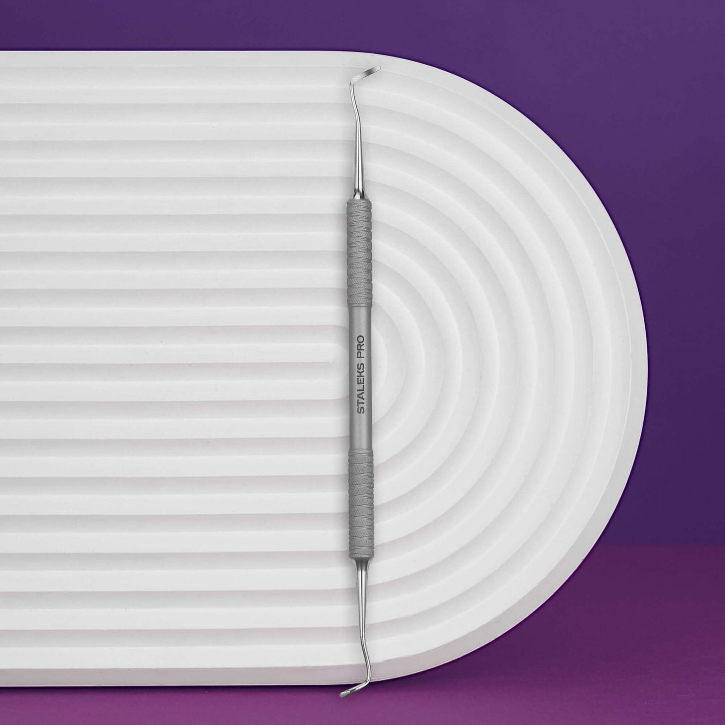 Pediküre tool / Doppelseitige Nagelkürette EXPERT 20 Tape 2 Instrumente & Zubehör HOCHWERTIGES PEDIKÜRE-WERKZEUG Doppelseitige Kürette. Zur teilweisen Entfernung trockener Hornhaut und Arbeiten bei eingewachsenen Nägeln. Die gebogene Kürette ahmt die Form