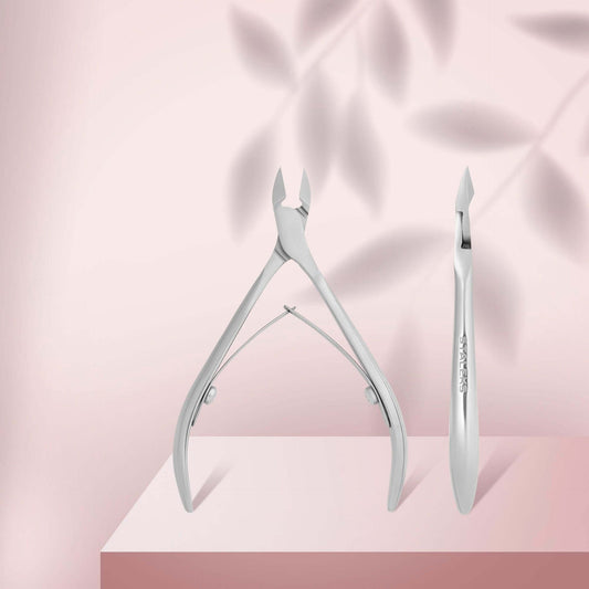 Nagelhaut Zange - CLASSIC 10 Nagelscheren & Nagelknips Nagelhaut Zange - STALEKS - CLASSIC 10 HOCHWERTIGES MANIKÜRE-PEDIKÜRE-WERKZEUG Das ergonomische Design des Arbeitsteils eignet sich sowohl für die Maniküre als auch für die Pediküre. Sauberer und präz