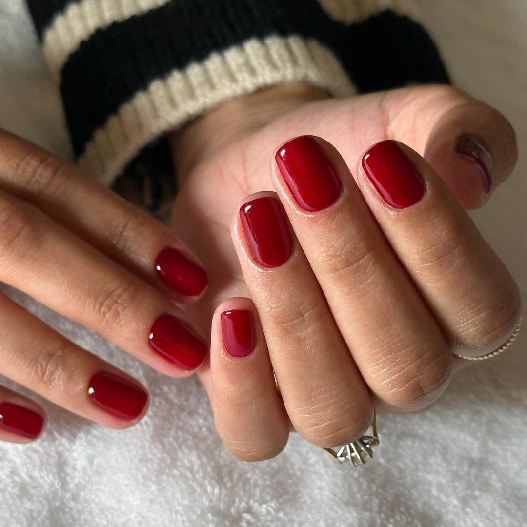 A Night At The Opera Nail Polish – Farbwirkung auf lackierten Nägeln; Farbton ein sattes, tiefes Rot